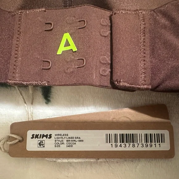 SKIMS lightly lined bra in color Cocoa. 34DD - Picture 3 of 4